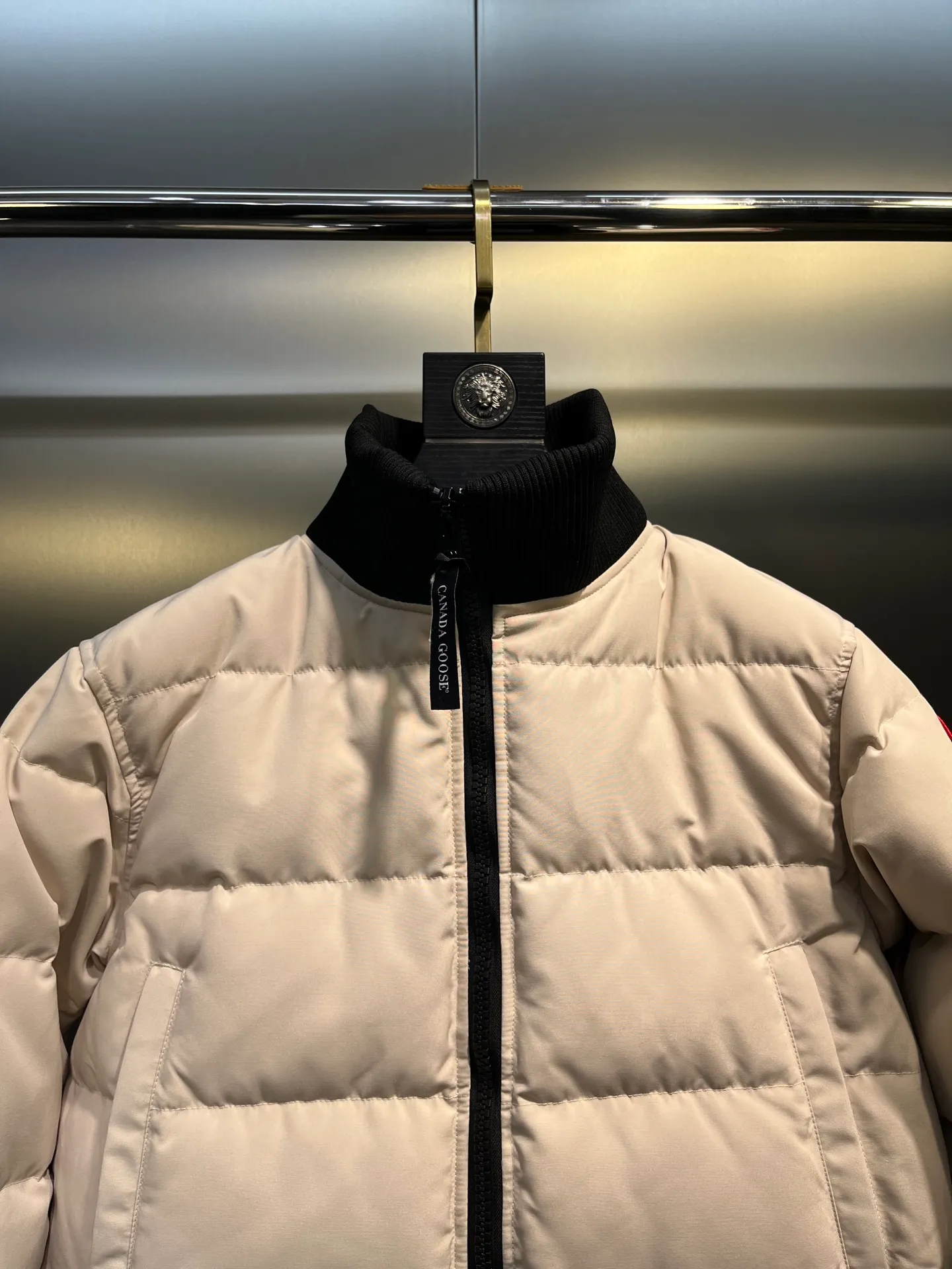 P840 Ganand Goose⭐️Canada Goose men’s new short style is the most popular autumn and winter item on INS in recent years. More and more people are choosing goose down jackets. Fur collar: wolf hair! Canada Goose super 3D technology waterproof fabric treatment, perfect wind resistance, cold resistance, and high temperature resistance! Built-in plush heat storage to keep warm, heats up quickly and warms up quickly! Personalized design, exquisite workmanship, smooth to the touch and comfortable on the skin. Double-layer windproof cuffs, windproof and frostproof! The pocket design is beautiful and practical. The Canada Goose down jacket has been the most popular thermal suit in the world in the past two years. It has far surpassed the down jackets in the Mengkou Kingdom. At the same time, the style is classic and never goes out of style. Don’t be afraid of this cold winter, all you need is a Canada Goose down jacket. Item number: 42 styles Size: S-3XL